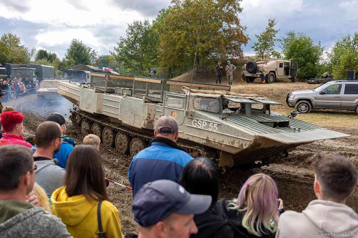 Vogtländer lassen die Fetzen fliegen: Schlammschlacht bei Militärfahrzeug-Treffen auf dem Bezelberg