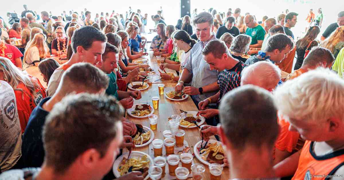 Zo ging het Volksfeest Buurse er dit jaar uit: patat en een schnitzel tijdens Mallorca Party