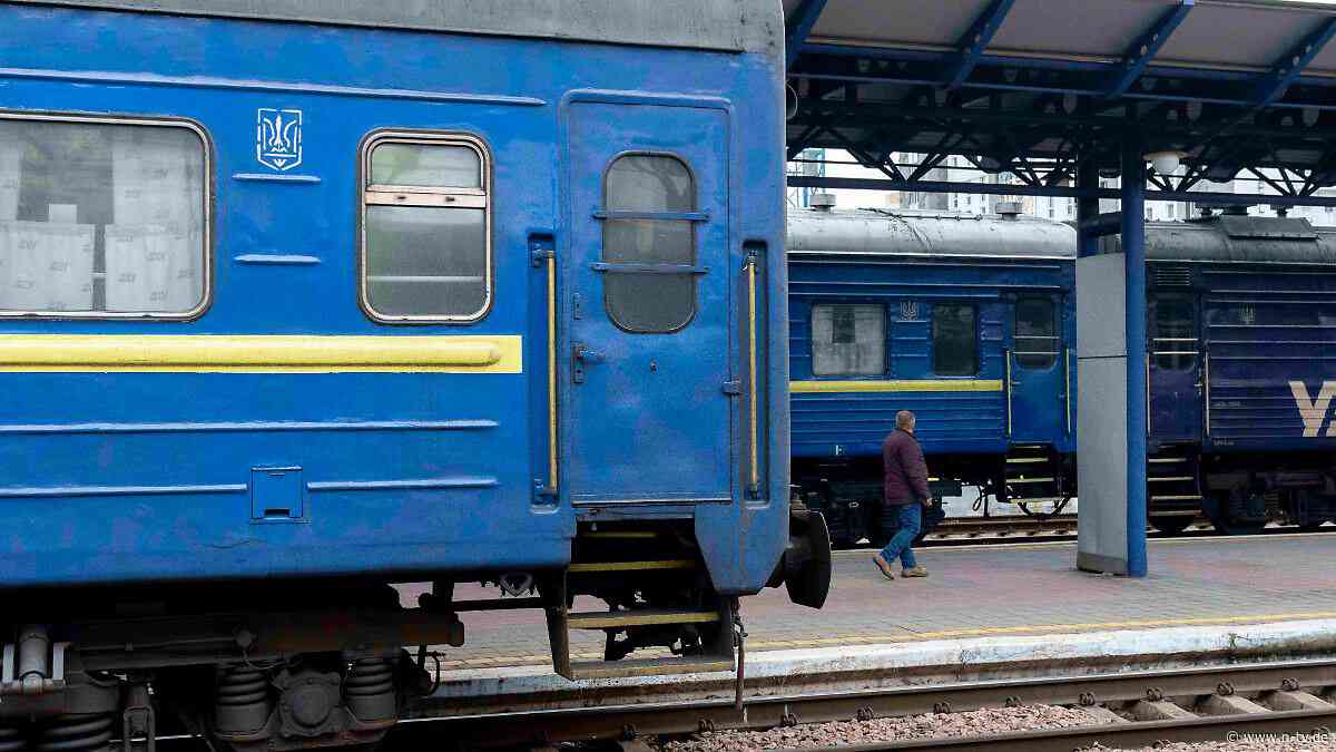 Zweite Attacke bei Evakuierung : Russische Drohne setzt Passagierzug nach Odessa in Brand