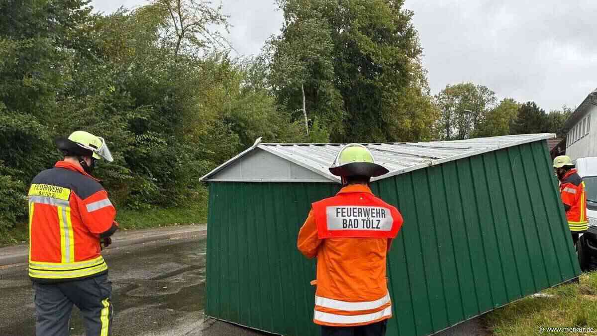 Sturm schleudert Blechhütte auf die Straße – Feuerwehr rückt aus