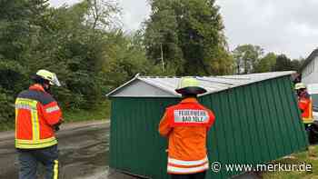 Sturm schleudert Blechhütte auf die Straße – Feuerwehr rückt aus