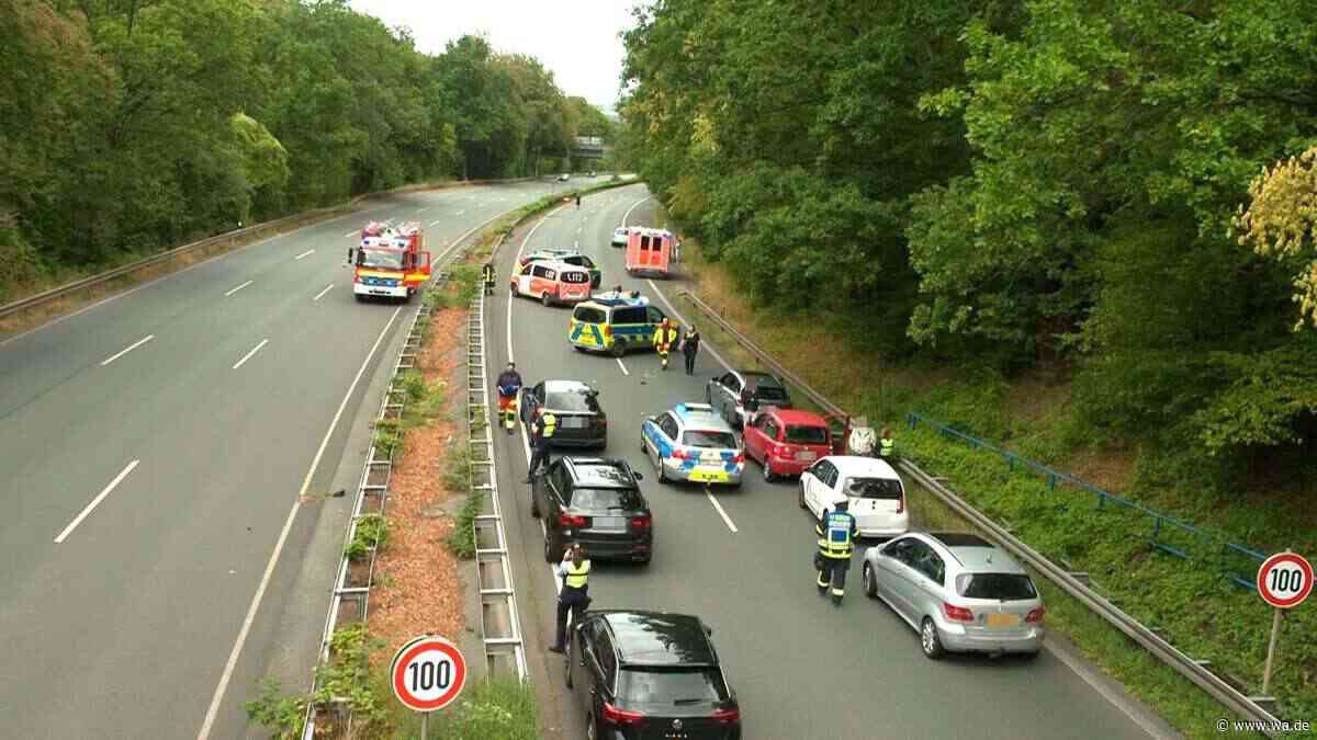Tödlicher Motorradunfall an Autobahnkreuz – Fahrbahn komplett dicht
