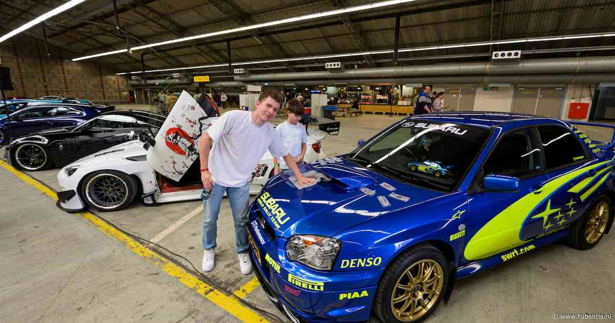 Honderden autoliefhebbers komen samen in Enschede, Yuri (21) straalt naast zijn Subaru