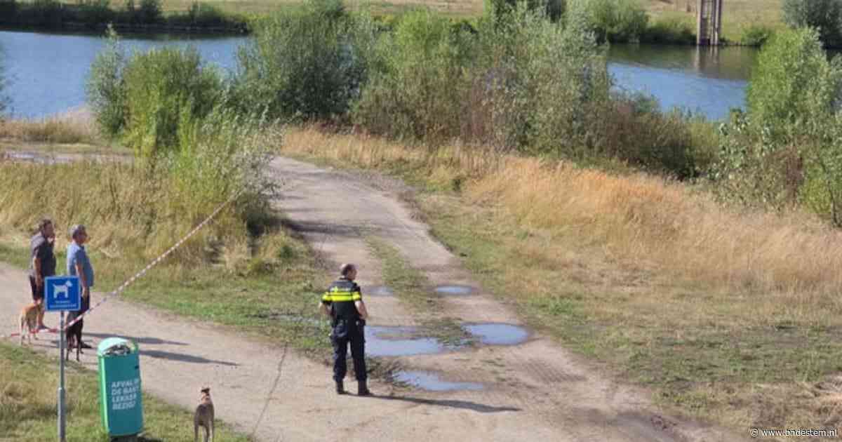 Overleden vrouw langs de Maas gevonden, politie vermoedt misdrijf