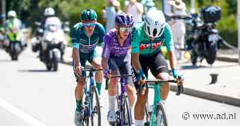 Domper voor Visma: Ethan Hayter wint tussensprint, kans op rode trui slinkt voor Wout van Aert