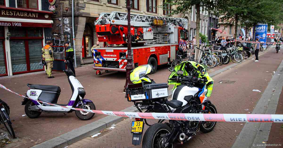 Veel rook bij brand in ateliergebouw aan Keizerrijk, een persoon nagekeken door ambulancepersoneel