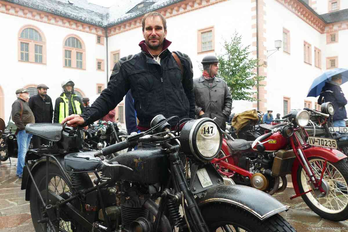 „Bei schönem Wetter kann das ja jeder“: Historische Motorräder trotzen im Erzgebirge dem Regen