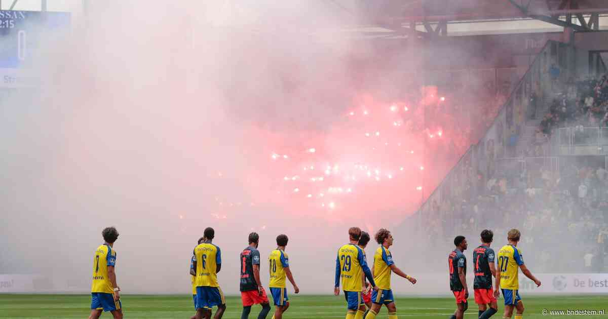 Cambuur-Feyenoord voorlopig gestaakt: fans van Rotterdammers steken vuurwerk af