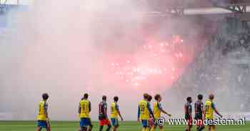 Cambuur-Feyenoord voorlopig gestaakt: fans van Rotterdammers steken vuurwerk af