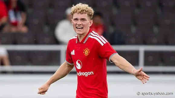 Manchester Utd midfielder Devaney joins Hibs on loan