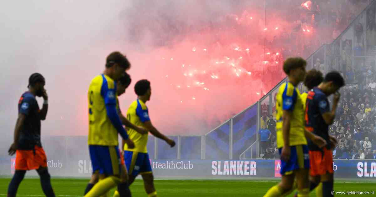 Fans gewond na vuurwerk Feyenoord-fans, KNVB-protocol schrijft geen staking voor: ‘Hoe ernstig het ook is’