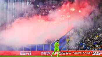 Feyenoord-supporters reageren vol afschuw op vuurwerkgooiende fans