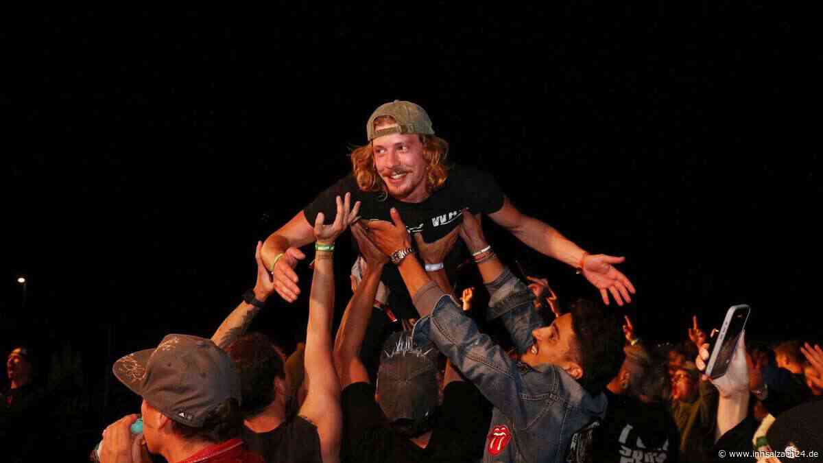 500 feiern beim Soizfest in Niedertaufkirchen: Harte Klänge, schrille Fans und Stagediving