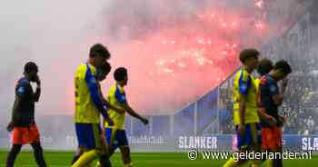 Fans gewond na vuurwerk Feyenoord-fans, KNVB-protocol schrijft geen staking voor: ‘Hoe ernstig het ook is’
