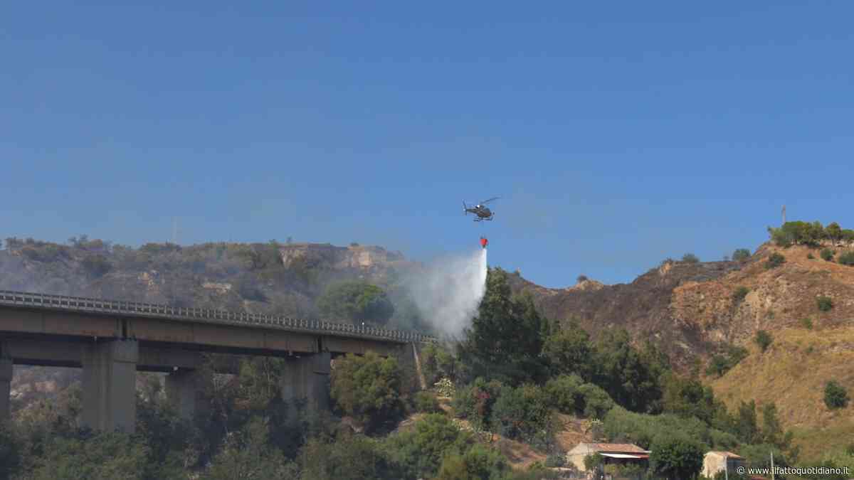 Incendio tra Taormina e Giardini Naxos, minacciate le abitazioni. Il sindaco De Luca: “Situazione tragica” – Video