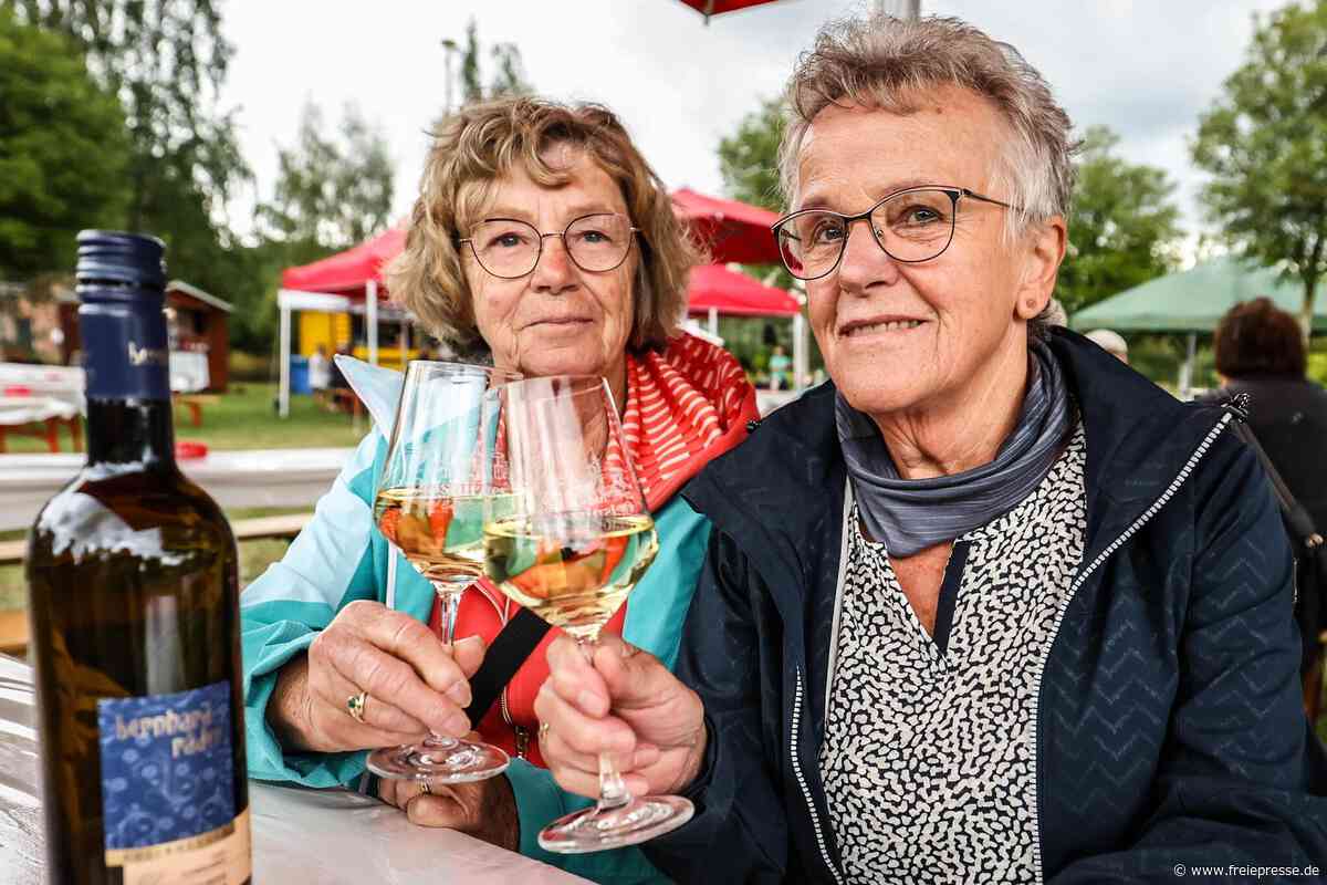 Weinreise im Erzgebirge: Volle Tische beim Fest für Genießer edler Tropfen