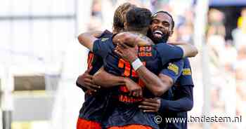 Feyenoord op weg naar monsterscore bij Cambuur, drie fans gewond door vuurwerk Rotterdamse fans