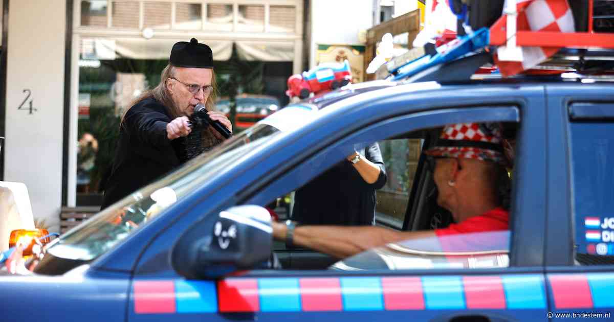 ‘Pastoor’ Jac zegent de rammelbakken voor een veilige reis naar de bergen: ‘We komen er wel’
