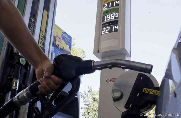 Gasolio, Giorgetti attiva le accise mobili e guadagna due giorni: sconto di 17 cent fino al 26 agosto. Schlein: “Tassi gli extraprofitti senza aspettare l’Ue”