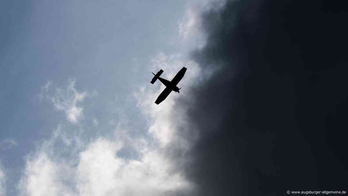 Kleinflugzeug überschlägt sich bei Notlandung