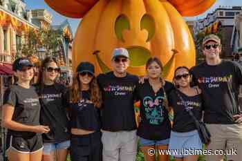 Unrecognisable Matt Damon Goes Completely Unnoticed Watching Family Meet Goofy at Disneyland