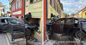 Bamberg: Auto kracht in Haus - Zwei Verletzte
