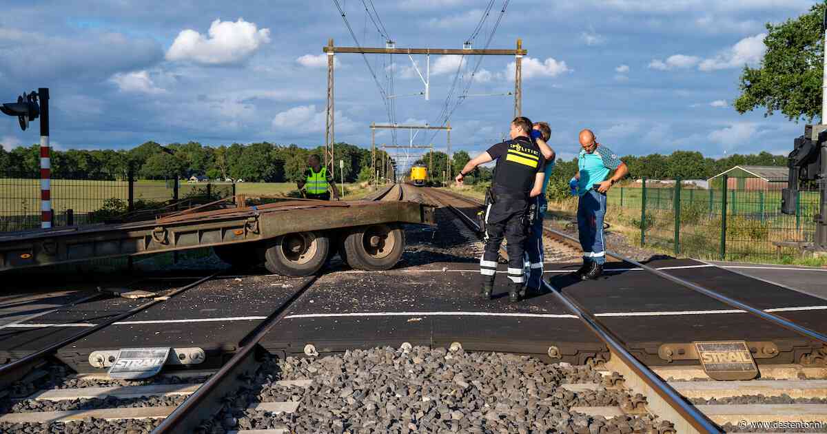 Trekker met aanhanger en trein botsen bij overweg: wel schade, maar geen gewonden