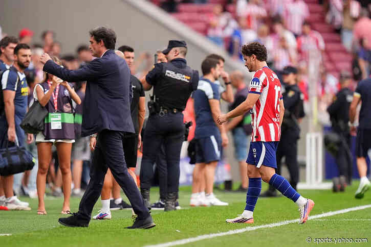 Julián Álvarez breaks away from team-mates, doesn't applaud fans
