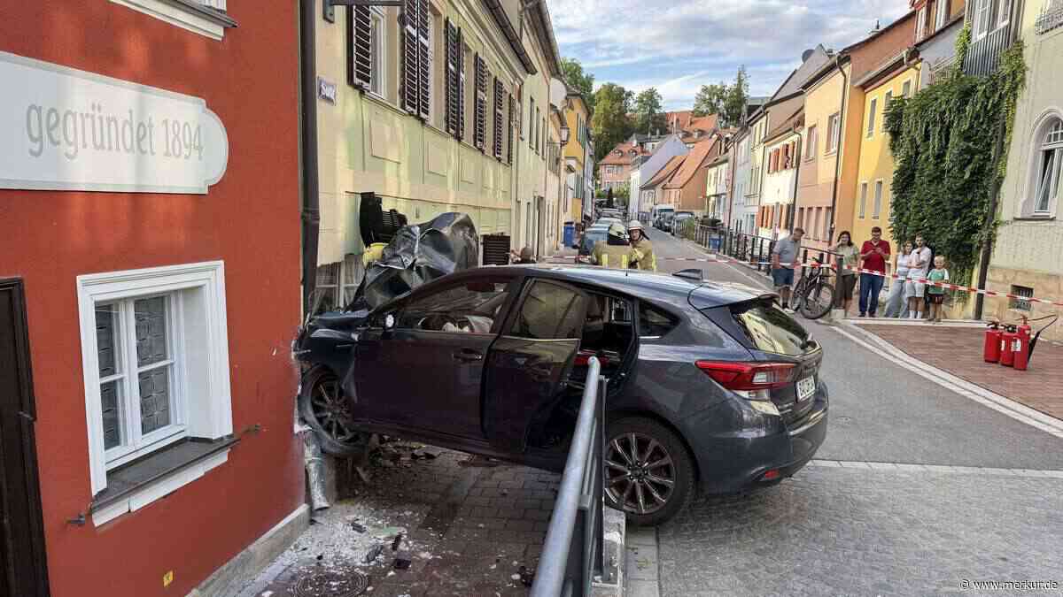 Schwerer Unfall in Bamberger Altstadt: Auto erfasst Café-Tisch und rast in Hauswand – zwei Schwerverletzte