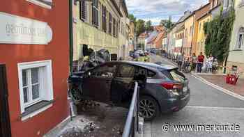 Schwerer Unfall in Bamberger Altstadt: Auto erfasst Café-Tisch und rast in Hauswand – zwei Schwerverletzte