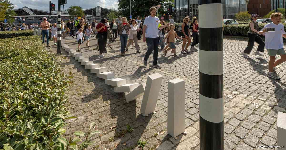 2 kilometer aan dominostenen valt door Tilburg, maar ongeduldige man maakt het spannend