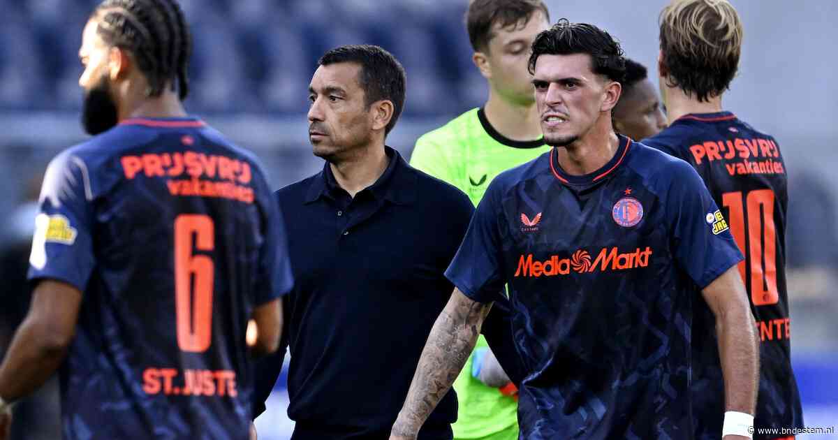 Feyenoord worstelt met eigen aanhang, Van Bronckhorst zegt sorry: 'Dit wil je gewoon niet'