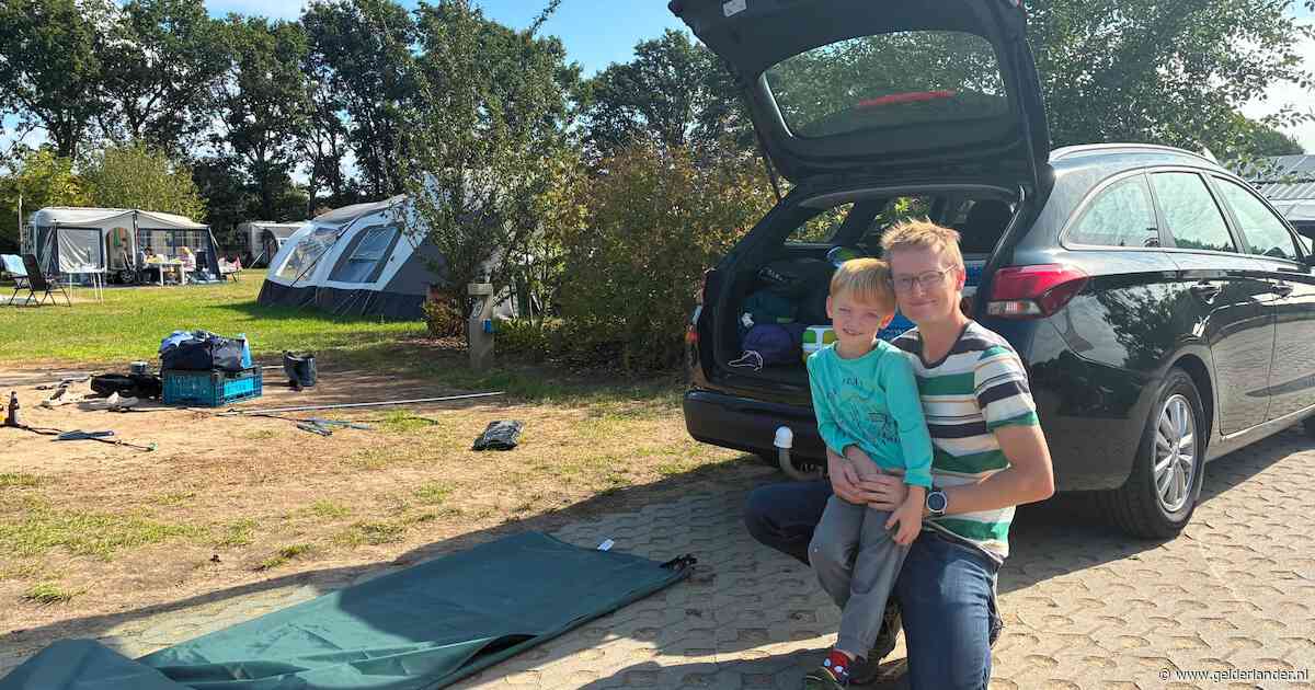 De school gaat weer beginnen, maar toch slapen Sander (42) en Jelle (6) nog een nachtje in de tent: ‘Morgen begint het circus weer’