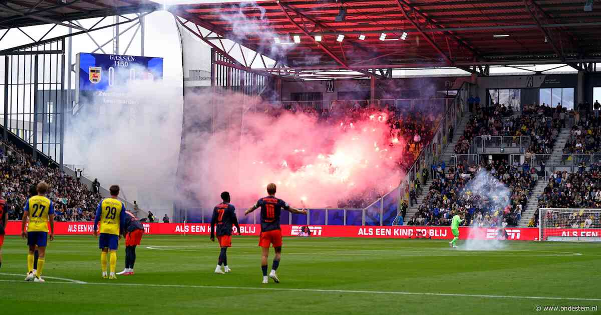 Veiligheidsmensen rond Feyenoord voelden aan dat er rond minuut twaalf iets te gebeuren stond