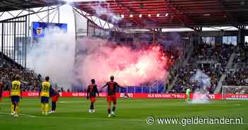 Veiligheidsmensen rond Feyenoord voelden aan dat er rond minuut twaalf iets te gebeuren stond