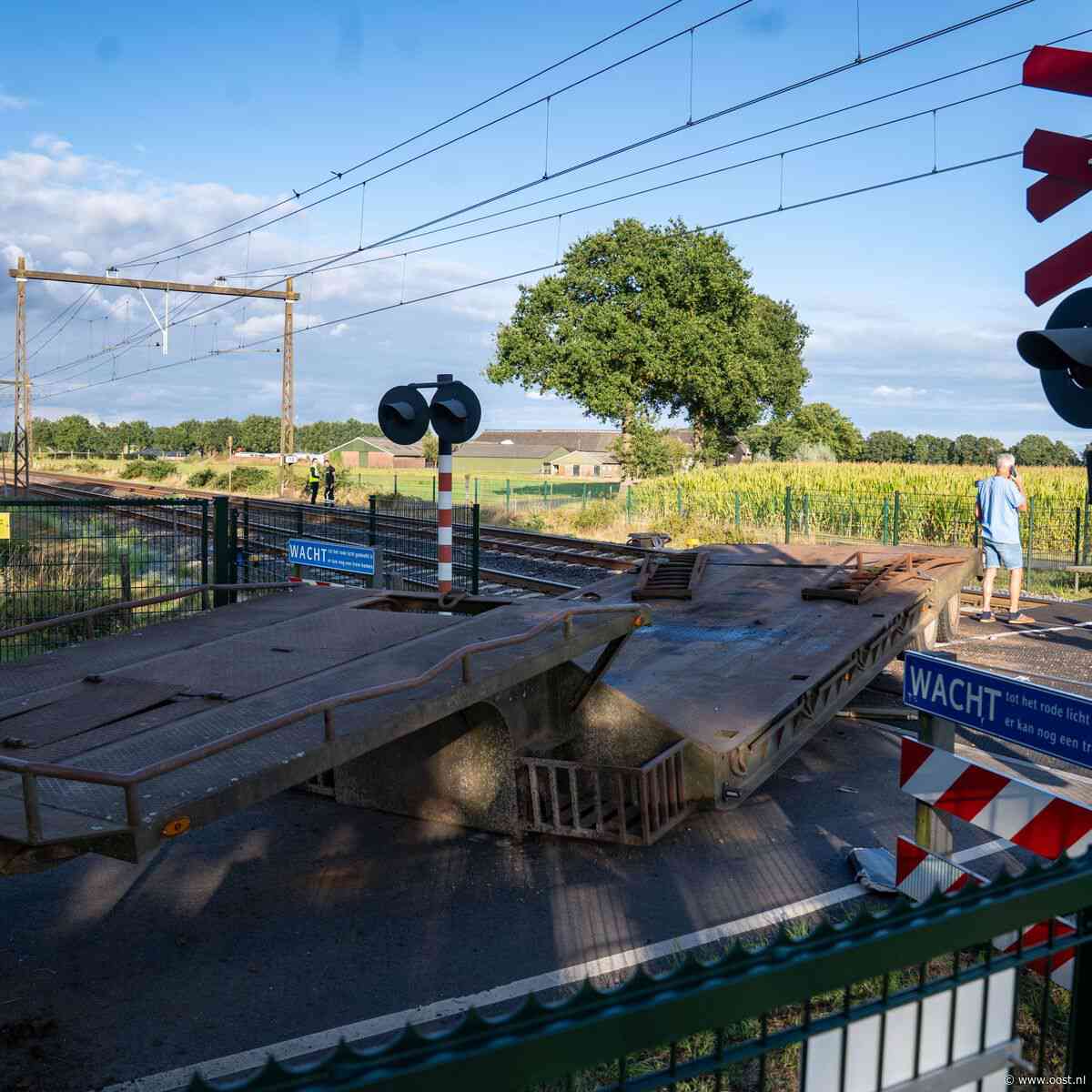 Trein botst op aanhanger van tractor bij overweg in Bathmen