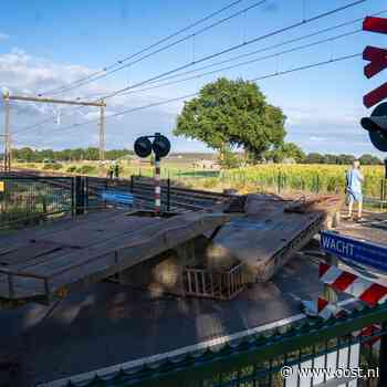 Trein botst op aanhanger van tractor bij overweg in Bathmen