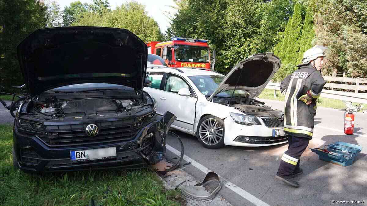 Frontalcrash mit vier Fahrzeugen auf der B2: Fahrer in Wrack eingeschlossen – Strecke lange total gesperrt