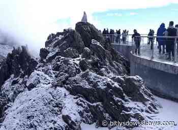 La nieve volvió a cubrir la cumbre del Pico Espejo y sorprendió a visitantes este domingo