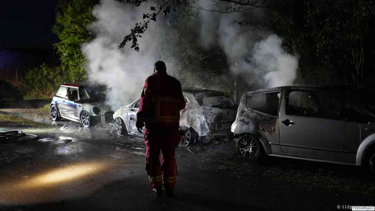 Auto volledig uitgebrand aan de Ulgersmaweg in Groningen