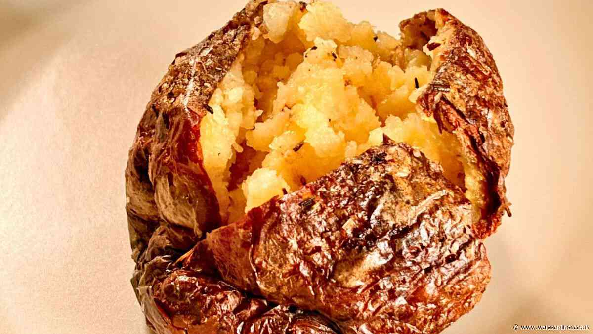 Baked potatoes will come out the oven tastier and crispier if you use 1 simple ingredient