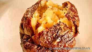 Baked potatoes will come out the oven tastier and crispier if you use 1 simple ingredient