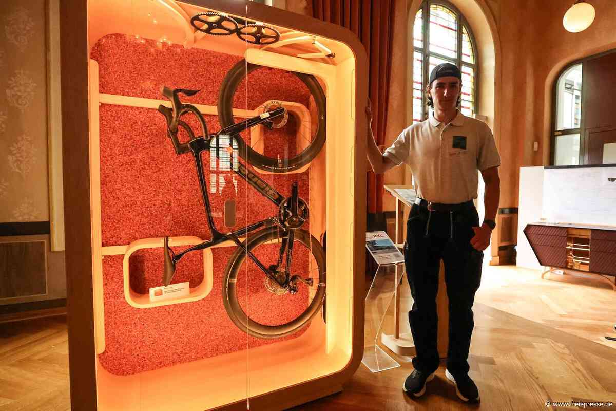 Rennrad im Schrank: Erstaunliche Meisterstücke aus Holz und Glas im Erzgebirge
