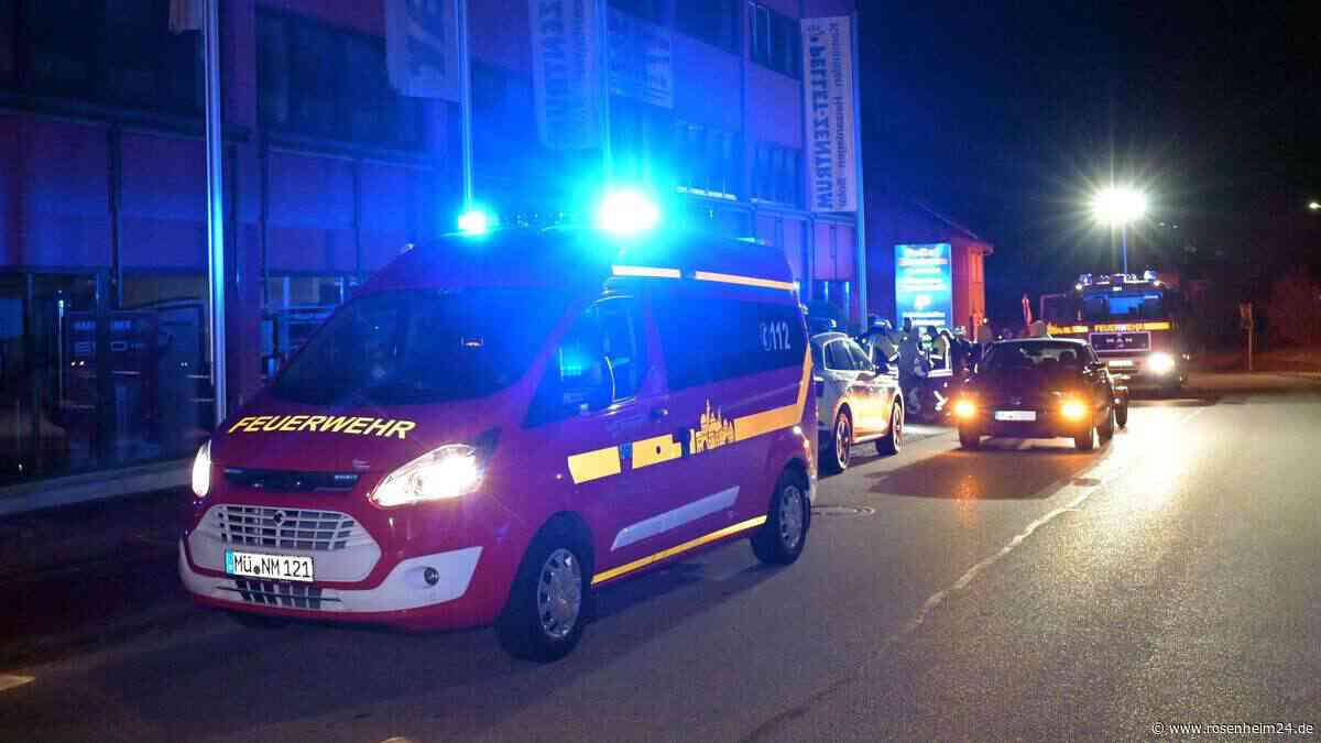 Motorrad schlägt in Gebäudefassade und geparktem Fahrzeug ein