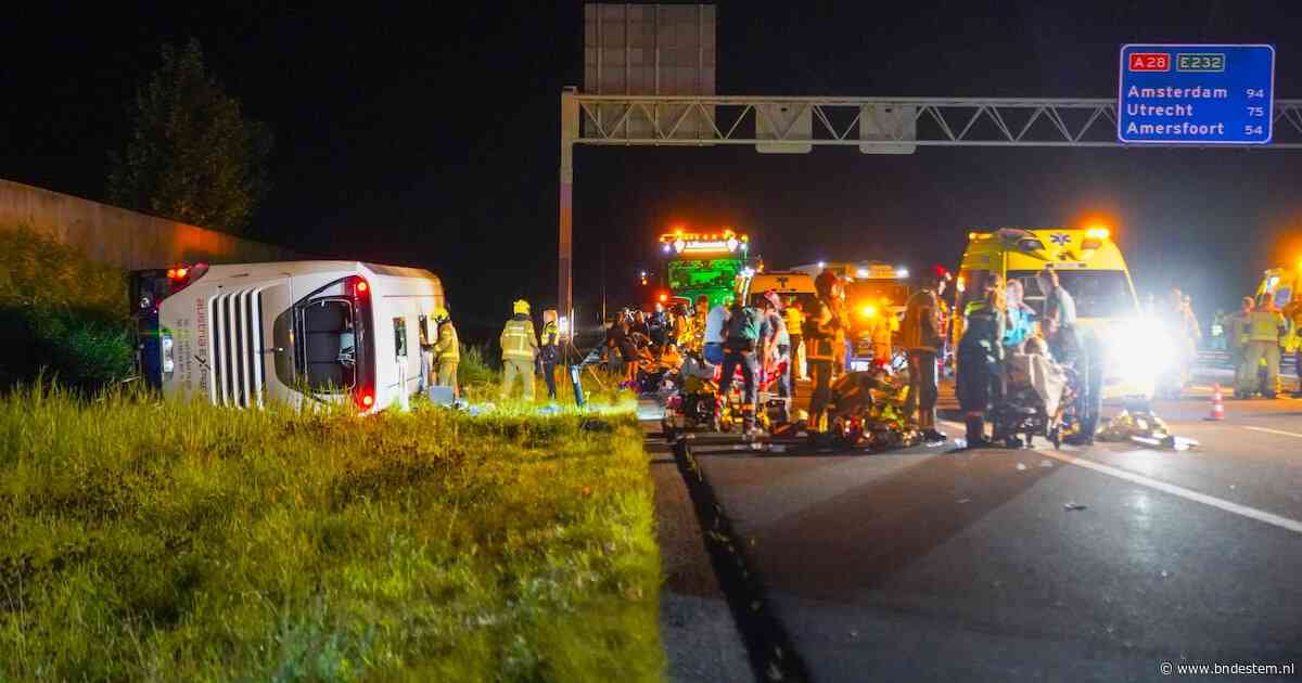 Zeker 15 gewonden bij ernstig ongeluk met Oostenrijkse touringcar met scholieren, A28 volledig dicht
