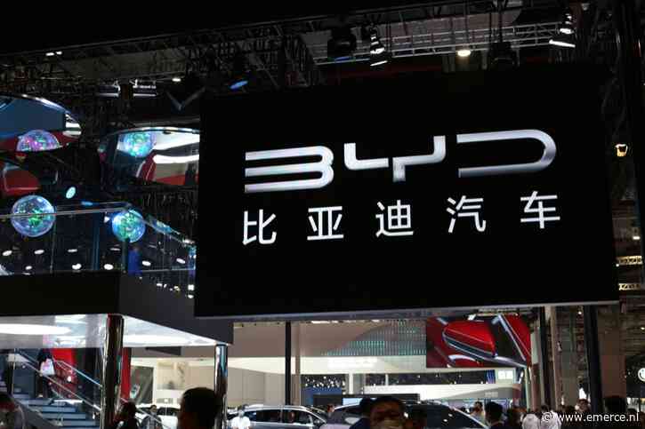 Robots BYD worden personeel in autoshowroom