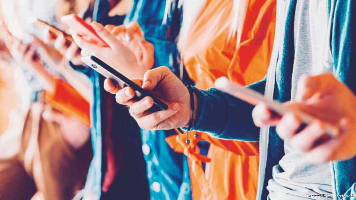 Nel tribunale dei social una bugia ripetuta diventa normalità: fermarsi e riflettere è già ribellarsi