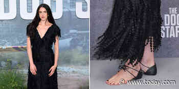 People Are Divided On Margaret Qualley’s ‘Barefoot Sandals’ Red Carpet Look