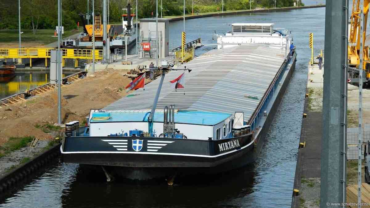 Droogte in de praktijk: Ms Miryana ligt nog steeds vast op het Twentekanaal