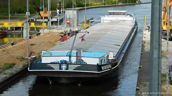 Droogte in de praktijk: Ms Miryana ligt nog steeds vast op het Twentekanaal